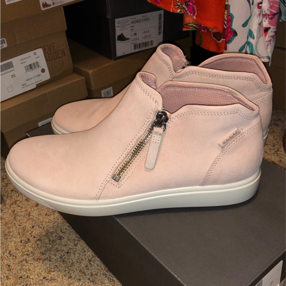 Ecco Soft Low Zip Bootie Blush Suede 36